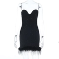 Detalle de minivestido negro con lentejuelas, escote corazón y ribete de plumas - S / Negro