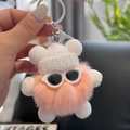 Porte-clés ours en peluche rose avec bonnet blanc et lunettes sur anneau métal - Nu