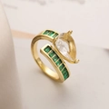 Anillo bañado en oro de 18K con piedra de pera y circonitas verdes esmeralda elegantes - Piedra Principal Pera/Piedras Laterales Verdes (13515) / Oro Verde Esmeralda