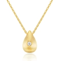 Dettaglio del ciondolo a goccia con texture spazzolata e gemma centrale trasparente - N14902-BH/Oro Spazzolato Goccia d'Acqua Collana