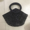 Handgefertigte schwarze Acryl-Perlenkorbtasche mit rundem Griff und hohl gewebtem Design - Schwarz