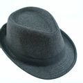 Gros plan d'un chapeau fedora en laine gris foncé avec ruban noir et surpiqûres - Taille Unique 58cm Circonférence / Gris Moyen - Ruban Noir