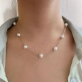 Collier ras du cou vintage élégant avec perles blanches et chaîne en métal argenté - Argent - Perles Espacées