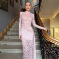 Abito in pizzo rosa a maniche lunghe con nastri eleganti su una scala di lusso - S / Rosa