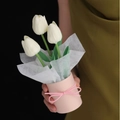 Dettaglio di tre tulipani bianchi in PU in un vaso rosa per decorazioni domestiche - Fiore Bianco + Secchio Rosa (Con Borsa Senza Luci)