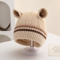 Detail von süßen Bärenohren und braunen Streifen an der warmen Strickmütze für Babys - 1-4 Jahre / Khaki