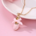 Dettaglio del ciondolo scarpetta rosa con strass e fiocco in tessuto su catena d'oro - Scarpetta da Ballo Rosa (788)