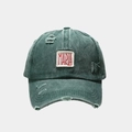 Primer plano de gorra de béisbol de algodón verde con parche bordado MARIA en rojo - Ajustable / Verde