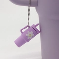 Mini-Becher-Schlüsselanhänger in Lavendel aus PVC mit kleiner Blume und silberner Perlenkette - Lila Blumenbecher Perlenkette
