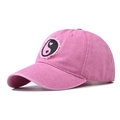 Détail d'une casquette en coton lavé rose avec patch brodé yin-yang en forme de cœur - Rose