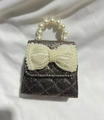 Mini borsa a tracolla nera glitterata per bambina con manico di perle e fiocco - Nero Verticale