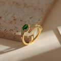Goldener doppelköpfiger Schlangenring mit ovalem grünem Edelstein und Mikro-Pave-Besatz - Grüner Edelstein Schlangenstil (A025-3)