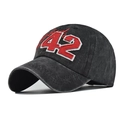 Vintage gewaschene schwarze Baumwoll-Baseballkappe mit bestickter roter Nummer 42 - Verstellbar / 42 Schwarz