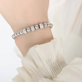 Bracciale minimalista con perline d'argento e strass scintillanti indossato al polso - E417-Braccialetto Di Perline In Tubo Di Cristallo-24cm / Color Acciaio