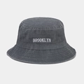 Détail de la broderie Brooklyn sur un chapeau bob en denim gris foncé délavé avec coutures - Gris