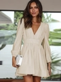 Elegante mini abito a pieghe beige con scollo a V e maniche lunghe da donna - Taglia S / Albicocca