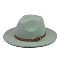 Détail d'un chapeau en laine vert menthe avec bande en cuir marron et boucle dorée - Vert Fruit