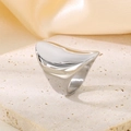 Anello a onda d'argento lucido in acciaio inossidabile su pietra di travertino beige - US 7 / Stile a Onda Irregolare Largo 33 mm (KR110178-K) / Color Acciaio
