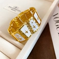 Primer plano de pulsera vintage dorada con diseño de estrellas en joyero blanco - Patchwork Blanco Dorado