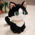 Süße schwarz-weiße Plüschkatze mit grünen Augen und buntem Häkel-Lätzchen Detail - Puff-Stil / 35cm