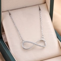 Elegante zilveren infinity ketting met fonkelende strass op een sieradenkussentje - Zilver