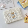 Dettaglio dell'imbottitura a nuvola e ricamo dell'orso sulla custodia per laptop - 11" / Orso Nuvola (Crema)