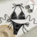 Dettaglio del bikini nero con paillettes argento con occhiali da sole e cappello - S / Nero
