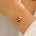 Bracelet doré avec pendentifs football et cœur au poignet pour un style sport chic - Bracelet de Football
