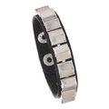 Dettaglio di un set di bracciali punk in pelle con borchie metalliche quadrate argentate - Stile a blocchi quadrati neri
