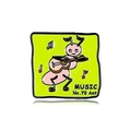 Emaille speld met roze mier die gitaar speelt en muzieknoten op gele achtergrond - Muziekmier