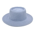 Nahaufnahme eines hellblauen Strohhuts mit detaillierter spiralförmiger Flechttechnik - M (56-58cm) / Himmelblau