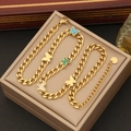 Detalle de collares de mariposa dorados en un cojín beige con colgantes de colores - Forma de Mariposa (4#Mariposa)