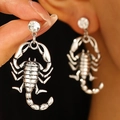 Ohrringe im Gothic-Punk-Stil als Skorpion in Vintage-Silber mit funkelndem Zirkon - Antik Silber Skorpion Ohrstecker Stil (N-948)