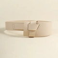 Detail eines minimalistischen beigefarbenen PU-Ledergürtels mit Knotendesign - Beige