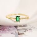 Détail d'une bague élégante avec pierre verte et anneau doré sur tissu de soie - Ouvert Réglable / Vert Émeraude