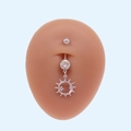 Détail macro du piercing de nombril céleste en argent avec pendentifs soleil et lune - Style Soleil Lune Étoile (#5)