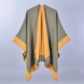 Detail von weichem olivgrünem und ingwergelbem Strickponcho mit Kaschmirgefühl - Teal Orange Patchwork