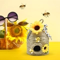 Dettaglio di un nido d'ape decorativo in corda di iuta con girasoli e api decorative - Stile Scena Girasole Giallo Brillante