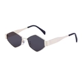 Gafas de sol poligonales con lentes gris oscuro y montura geométrica de metal plateado - Montura Plateada Lente Gris