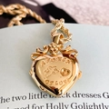 Collar con colgante de corazón dorado 'A Token of Love' y cadena de cuerda vintage - LOVE