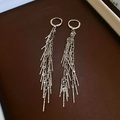Detailansicht der silbernen Glitzer-Blatt-Ohrringe mit eleganten langen Fransenketten - Silberne Feinkettenquaste (Ohrschnalle)