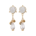 Dettaglio macro di orecchini a goccia placcati oro 18K con strass e perle sintetiche - Stile 1