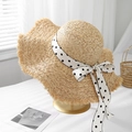 Ψάθινο καπέλο raffia με πουά κορδέλα και φιόγκο σε χρυσή βάση παρουσίασης - Χοντρή Ραφία-Κυματιστό Γείσο