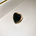 Macro di una pietra di zircone a forma di cuore con castone dorato e rifiniture - Oro Nero