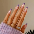 Faux ongles amande French avec paillettes violettes et motifs d'étoiles blanches - Style Amande Française Étoile Violette (JP1511)