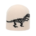 Detailaufnahme der Stricktextur mit schwarzem Dinosaurier-Skelett auf beiger Wintermütze - 2-6 Jahre / Gebrochenes Weiß