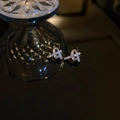 Vista macro di orecchini a bottone a nodo in argento con zirconi micro-pave brillanti - Argento