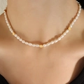 Collier élégant en perles d'eau douce et billes dorées porté pour un look moderne chic - Collier Doré (38+7cm)