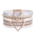 Dettaglio del bracciale boho multistrato con cuore di strass, accenti oro e chiusura magnetica - Bracciale Multistrato Cristallo Bianco