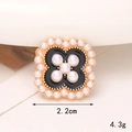 Dettaglio charm quadrato per scarpe da 2,2 cm con perle e motivo floreale in smalto nero - Stile Fibbia per Scarpe Trasparente / Stile Fiore Quattro Petali Perla Nera (C438)